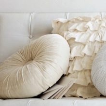 عن طريق الفم رائع ساعي البريد  Ukrasni jastuci (104 fotografije): za kauč i krevet umjesto leđa, veliki  kauč jastuci i pokrivači za njih, primjeri u interijeru