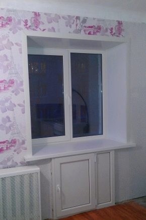  창문 아래 냉장고