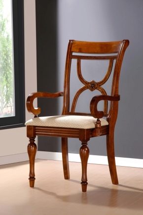  गद्देदार सीट के साथ लकड़ी की कुर्सियां