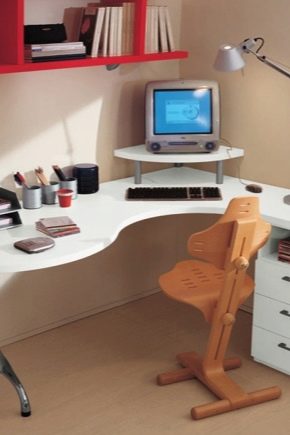  선반과 서랍이있는 컴퓨터 코너 테이블