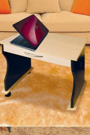  바퀴가있는 노트북 테이블