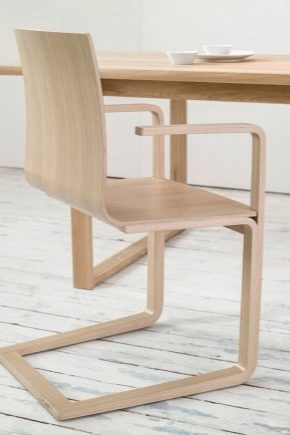  현대적인 스타일의 팔걸이가있는 나무 의자