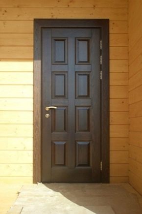  लकड़ी के घर में दरवाजे की स्थापना