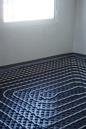  एक निजी घर में गर्म पानी के फर्श की विशेषताएं