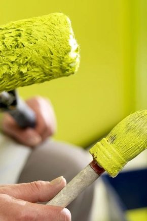  수성 페인트로 벽을 페인트 칠하기