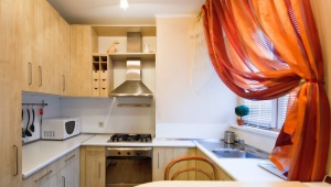  Proiectați o zonă mică de bucătărie de 4 paturi. m cu frigider