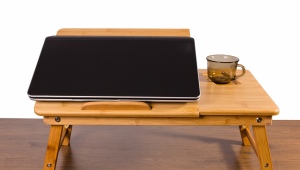 침대에서 노트북 용 테이블을 선택하는 방법은 무엇입니까?