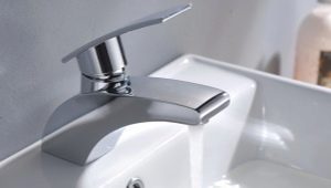  A variety of models of sink faucets