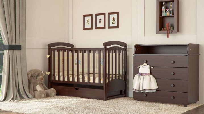  Cot with pendulum mechanism for a newborn