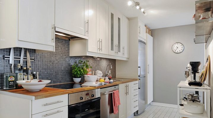  The combination of gray walls with the color of the kitchen set