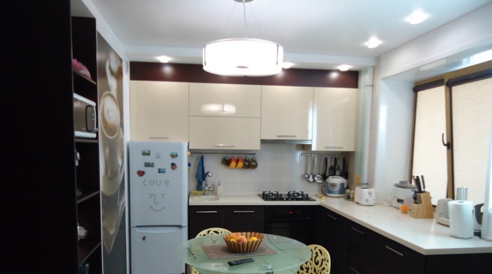  Keuken design gebied van 7 vierkante meter. m. met koelkast