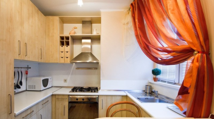 Design a small kitchen area of ​​4 square. m with fridge