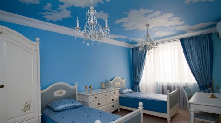  방에있는 더하기 푸른 벽지는 무엇입니까?