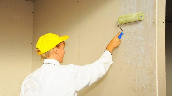 벽지를 붙이기 전에 벽에 프라이머를 붙이는 방법은 무엇입니까?