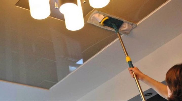  घर पर दाग के बिना चमकदार खिंचाव छत कैसे धो लें?