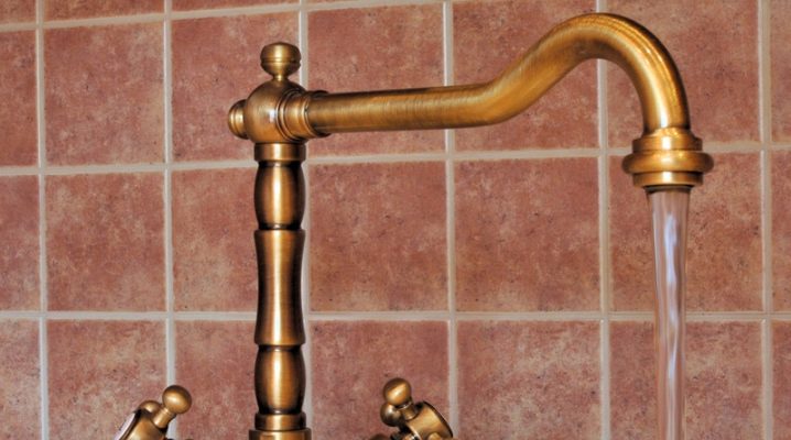  रेट्रो शैली faucets: पुराने फैशन बाथरूम