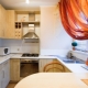 Proiectați o zonă mică de bucătărie de 4 paturi. m cu frigider
