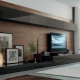  एक आधुनिक शैली में टीवी के नीचे दीवारें।