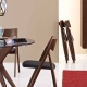  ميزات التصميم من الكراسي الخشبية القابلة للطي