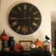  Didelis sieninis laikrodis: originalūs modeliai gyvenamojo kambario viduje