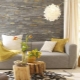  Oturma odasında dekoratif taş duvarların süslenmesi