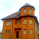  다락방과 벽돌 주택의 아름다운 디자인