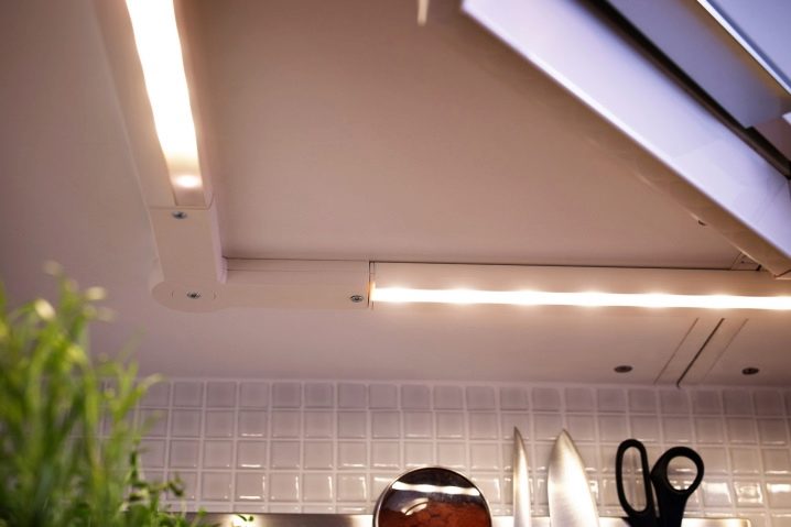 سباك نبيذ حافلة الترولي  أضواء LED علوية للمطبخ تحت الخزانات: إضاءة المطبخ أدى الإضاءة واللمس تحت  الخزانات