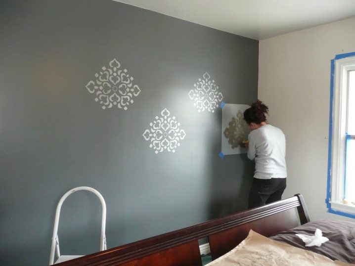 الإستنسل للجدران للرسم (53 صورة): قوالب كبيرة لورق الجدران ، وتطبيق الطلاء  مع بكرة الاستنسل